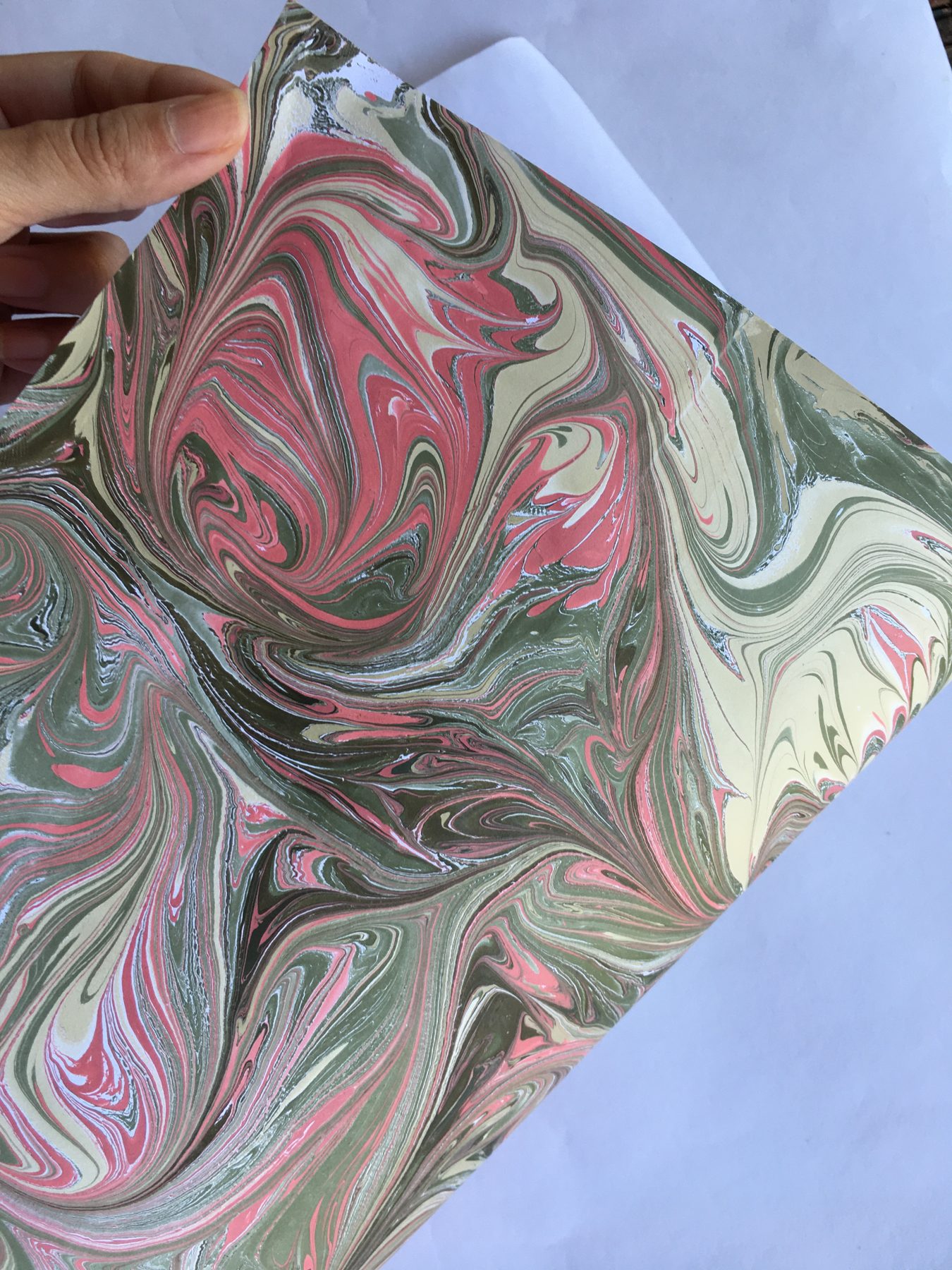 Testes de marmorização em papel no ateliê da Feitio Arte